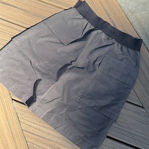 Sold Out
FEAR OF GOD‎ ESSENTIALS
logo-waistband cargo skirt